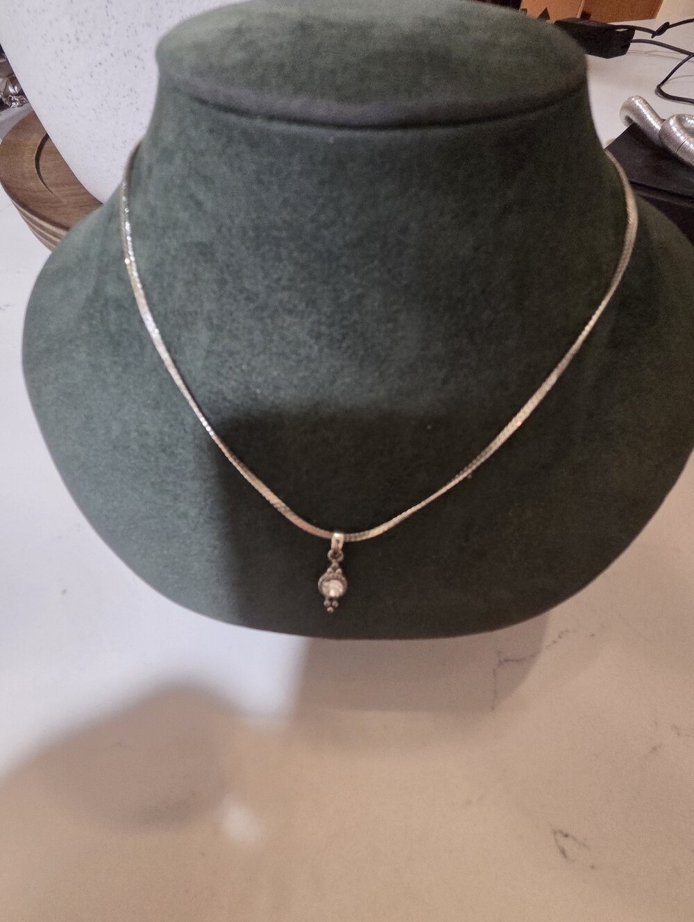 Vibtage Style Silver Pendant Necklace with Sparkling Crystal Accent -l